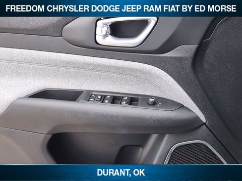 New 2026 Jeep Compass Latitude image 17