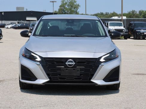 Used 2024 Nissan Altima 2.5 SV FWD image 2