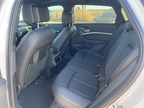Used 2022 Audi e-tron Premium Plus w/ Premium Plus Package image 4