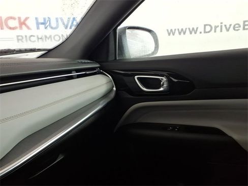 Used 2023 Jeep Compass Limited image 23