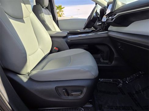 Used 2025 Toyota Sienna XLE image 18