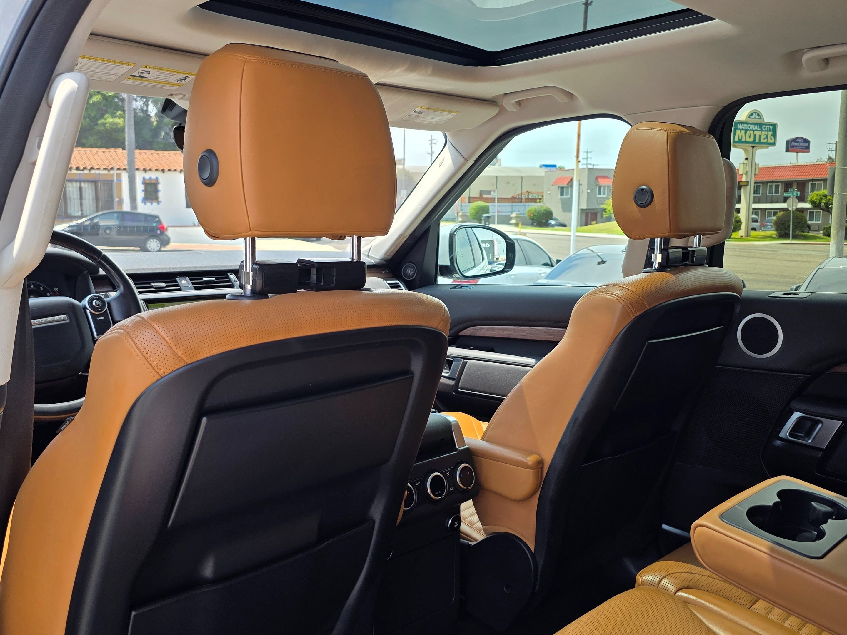 Used 2018 Land Rover Discovery HSE AWD/4WD image 23