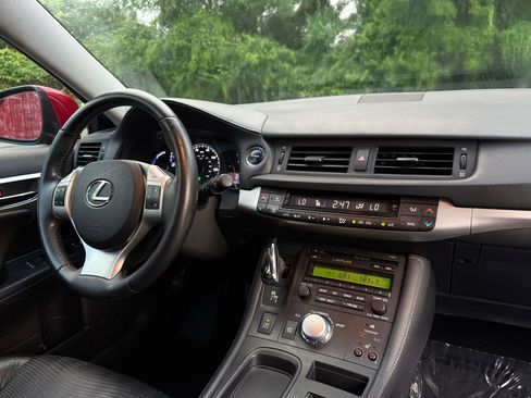 Used 2011 Lexus CT 200h image 18