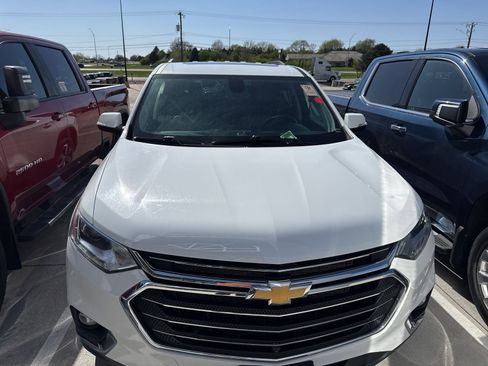 Used 2021 Chevrolet Traverse LT w/ LT Premium Package image 2