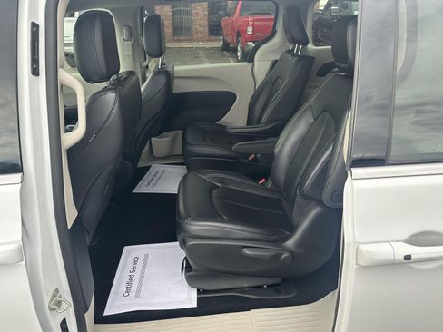 Used 2024 Chrysler Pacifica Select image 43