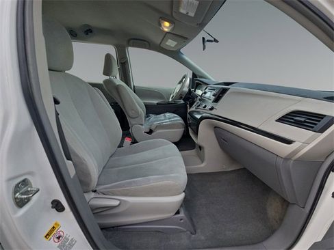 Used 2011 Toyota Sienna image 19