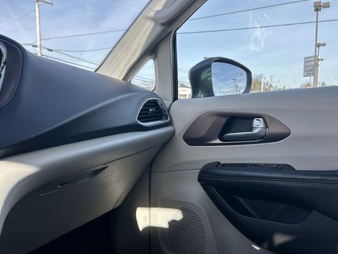 Used 2017 Chrysler Pacifica Touring-L Plus w/ Tire & Wheel Group image 25