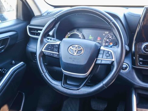 Used 2023 Toyota Highlander LE AWD/4WD image 17