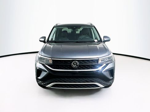 Used 2024 Volkswagen Taos SE image 2