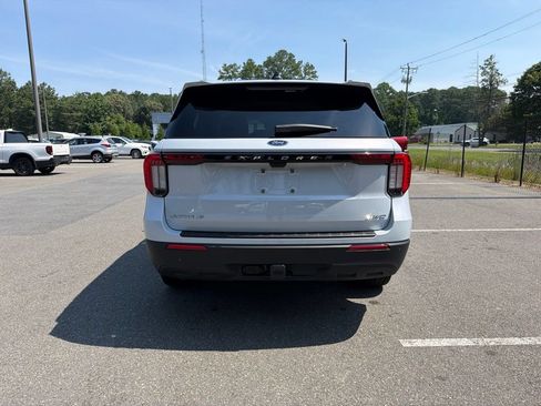 Used 2025 Ford Explorer Active AWD/4WD image 6