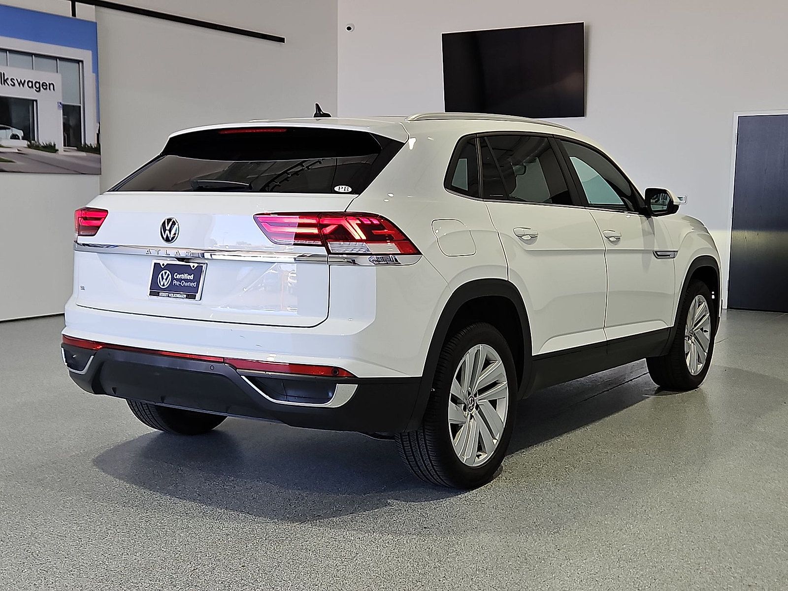 Certified 2023 Volkswagen Atlas Cross Sport SE w/ Panoramic Sunroof Package FWD image 8