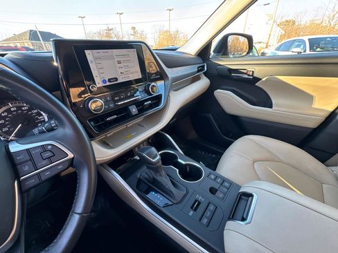Used 2023 Toyota Highlander XLE image 23