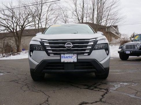 Used 2024 Nissan Rogue SV image 3