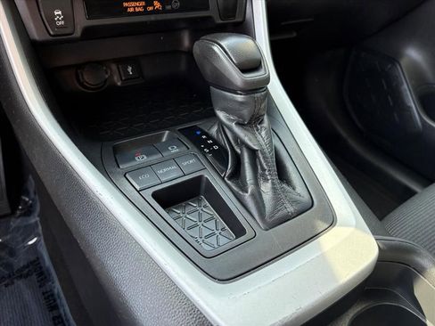 Used 2020 Toyota RAV4 LE FWD image 21