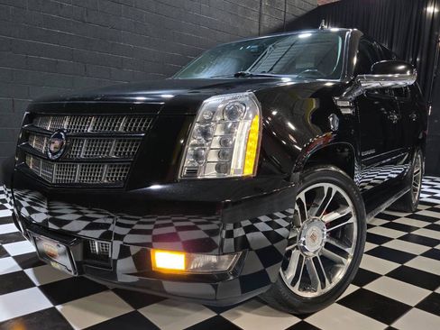 Used 2013 Cadillac Escalade Premium image 35