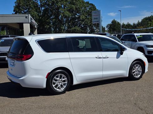 Used 2025 Chrysler Pacifica Select FWD image 33