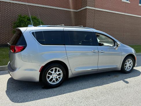 Used 2020 Chrysler Pacifica Touring-L FWD image 11