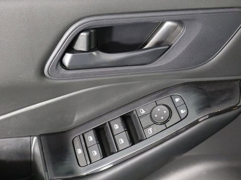 Used 2025 Nissan Rogue S image 16