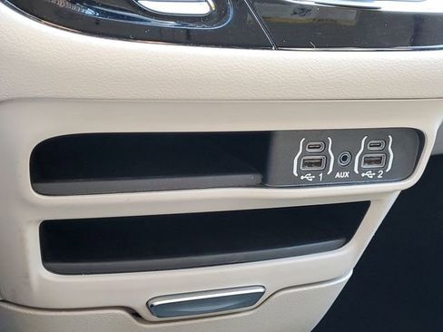 Used 2023 Chrysler Pacifica Touring-L image 27