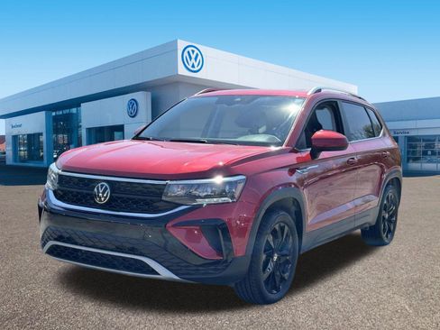 Used 2023 Volkswagen Taos SE w/ Panoramic Sunroof Package AWD/4WD image 3