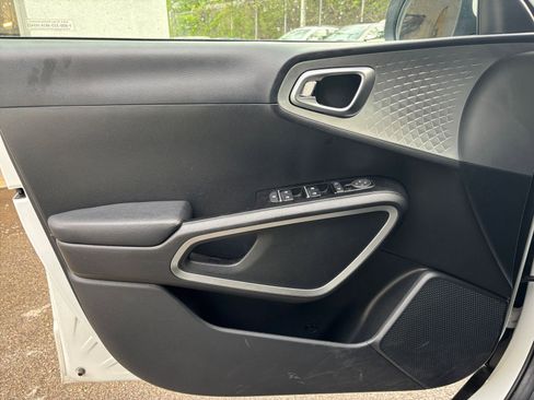 Used 2025 Kia Soul LX w/ LX Technology Package FWD image 18