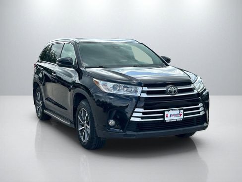 Used 2019 Toyota Highlander XLE FWD image 3