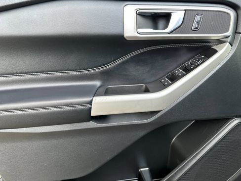 Certified 2022 Ford Explorer XLT image 12