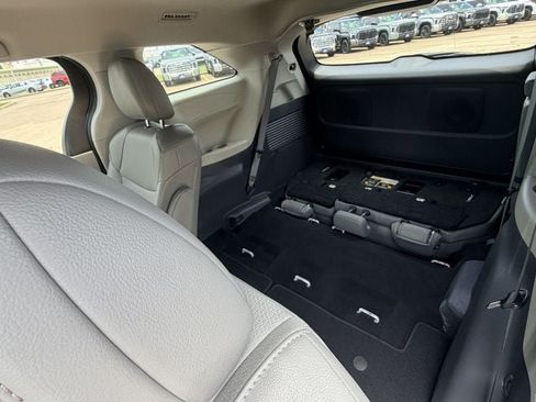 Used 2023 Toyota Sienna XLE FWD image 33