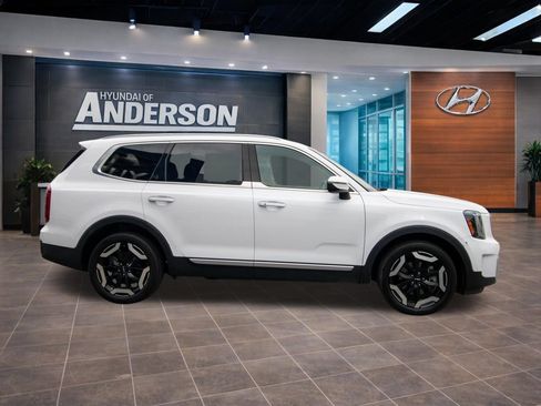 Used 2025 Kia Telluride S FWD image 17