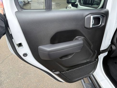 Used 2024 Jeep Gladiator Rubicon w/ Convenience Group AWD/4WD image 12