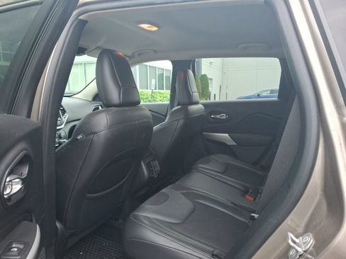 Used 2018 Jeep Cherokee Latitude Plus w/ Cold Weather Group AWD/4WD image 3