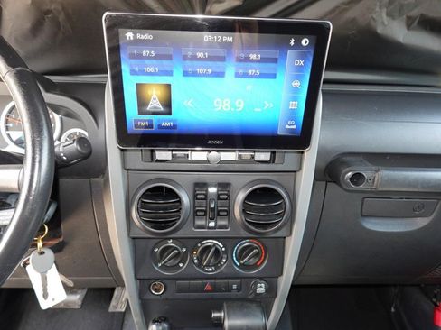 Used 2007 Jeep Wrangler Unlimited Sahara AWD/4WD image 14