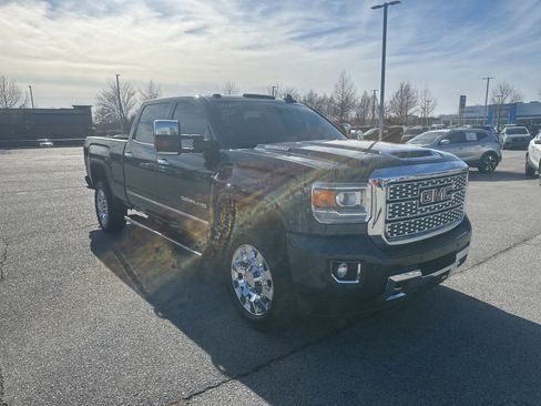 Used 2018 GMC Sierra 2500 Denali w/ Duramax Plus Package image 3