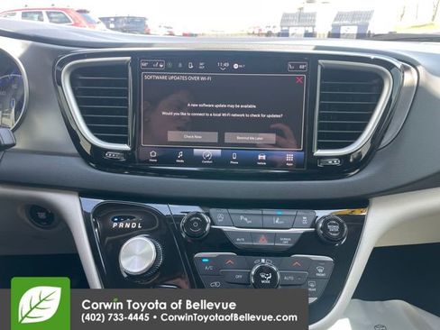 Used 2023 Chrysler Pacifica Touring-L image 12