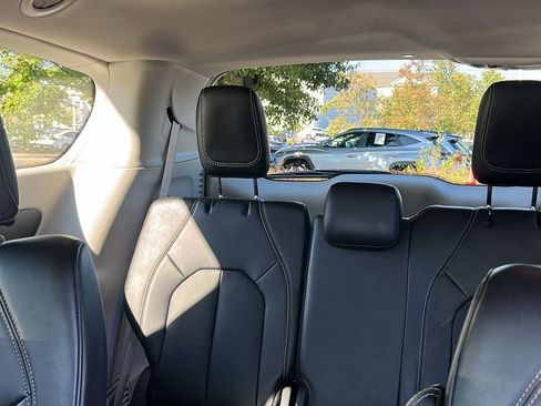 Used 2024 Chrysler Pacifica Touring-L FWD image 33