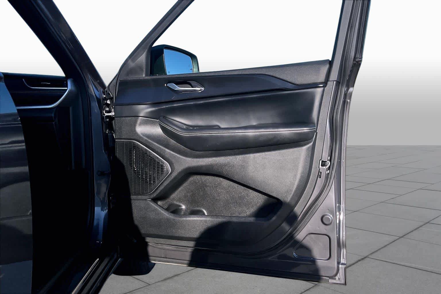 Used 2024 Jeep Grand Cherokee L Laredo RWD image 23