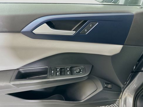 Used 2023 Volkswagen Taos SE w/ Panoramic Sunroof Package image 15