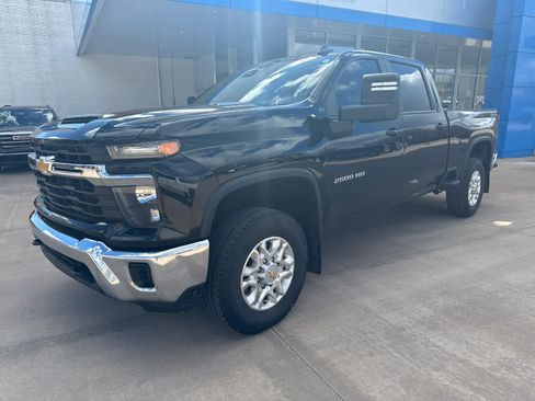 Used 2024 Chevrolet Silverado 2500 LT image 2