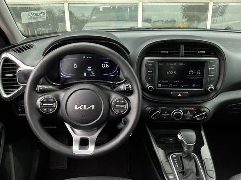 Used 2025 Kia Soul LX w/ LX Technology Package FWD image 12