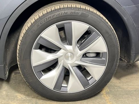 Used 2023 Tesla Model Y Long Range image 39