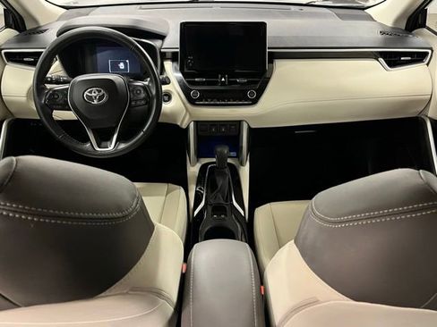 Used 2023 Toyota Corolla Cross XLE w/ Convenience Package FWD image 11