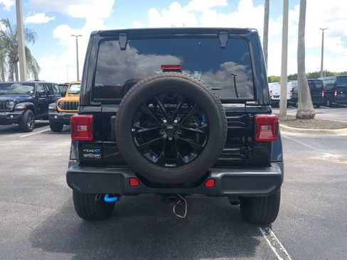 Used 2022 Jeep Wrangler Unlimited Sahara AWD/4WD image 6