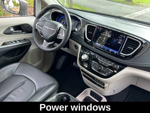 Used 2022 Chrysler Pacifica Touring-L image 11