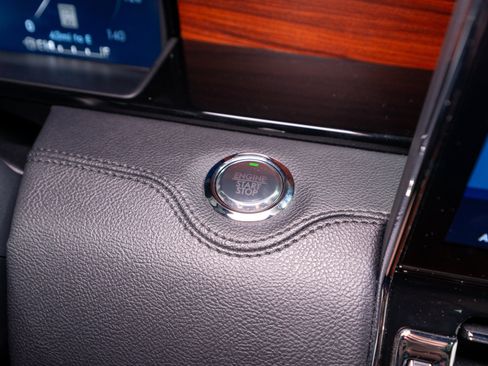 Used 2024 Lincoln Navigator Reserve AWD/4WD image 32