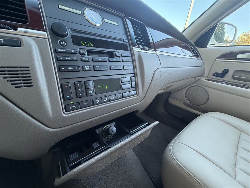 Used 2004 Lincoln Town Car Signature RWD image 24