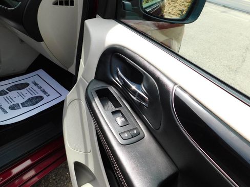 Used 2020 Dodge Grand Caravan SXT image 26