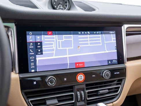 Certified 2025 Porsche Macan image 24