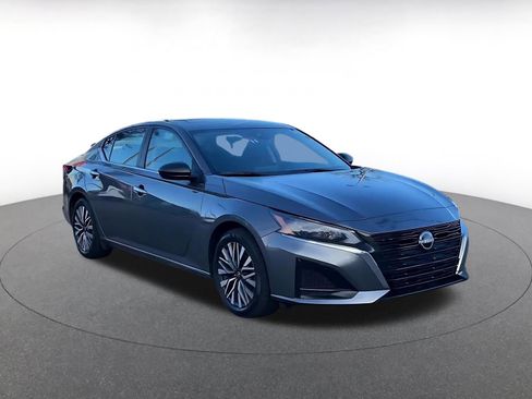 Used 2025 Nissan Altima 2.5 SV image 3