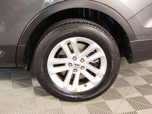 Used 2016 Ford Explorer XLT w/ Equipment Group 201A FWD image 18