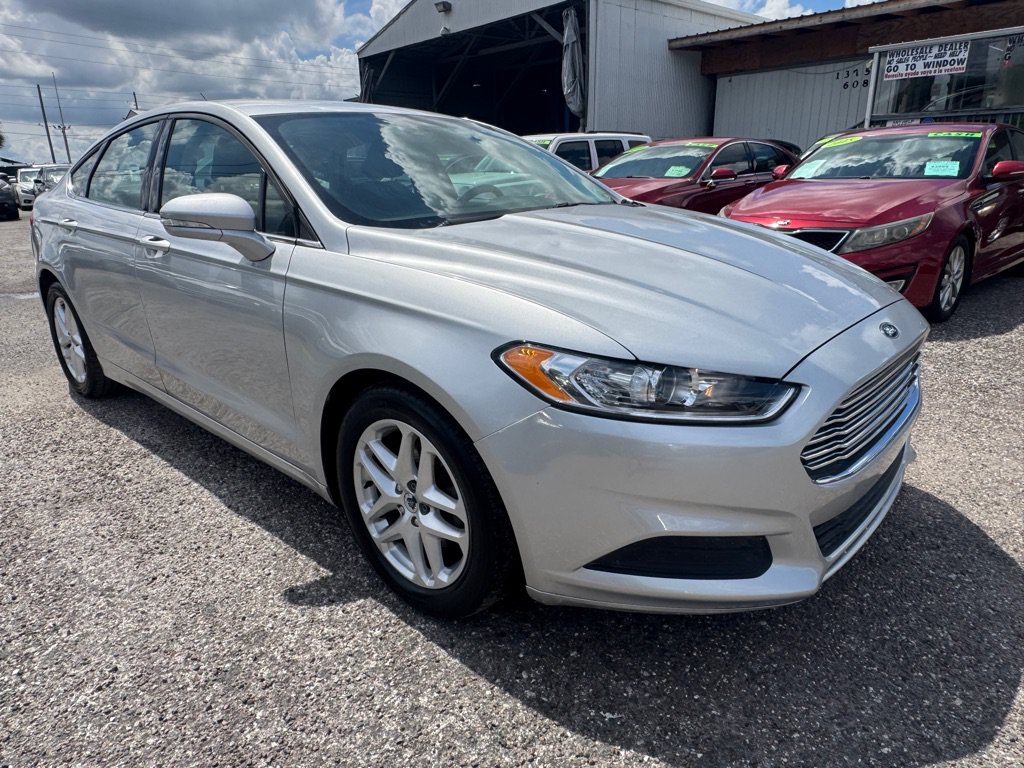Used 2016 Ford Fusion SE FWD image 2